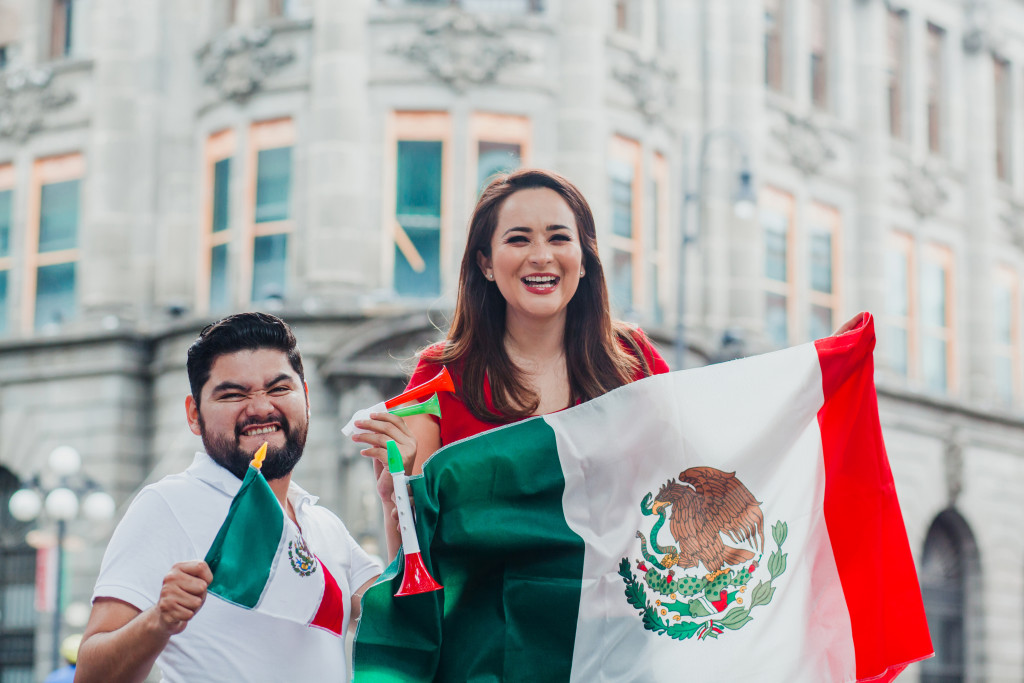 couple holding the flag of Mexico
